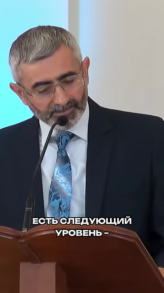 Кадр вертикального ролика: проповедник крупным планом, внизу субтитры